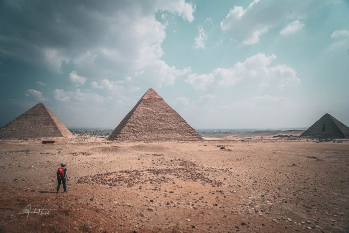 marcheuse allant vers les pyramides