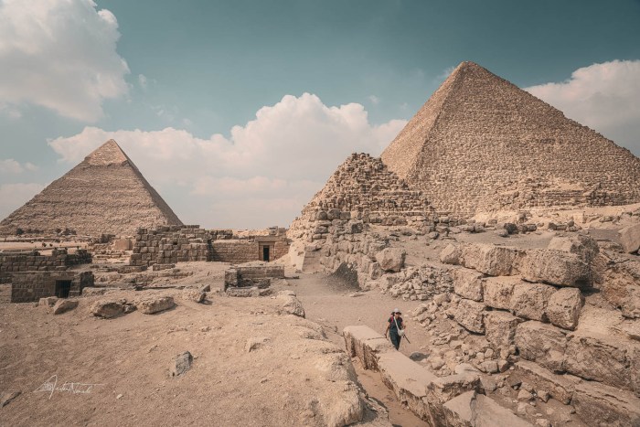 marcheuse explorant les pyramides de gizeh