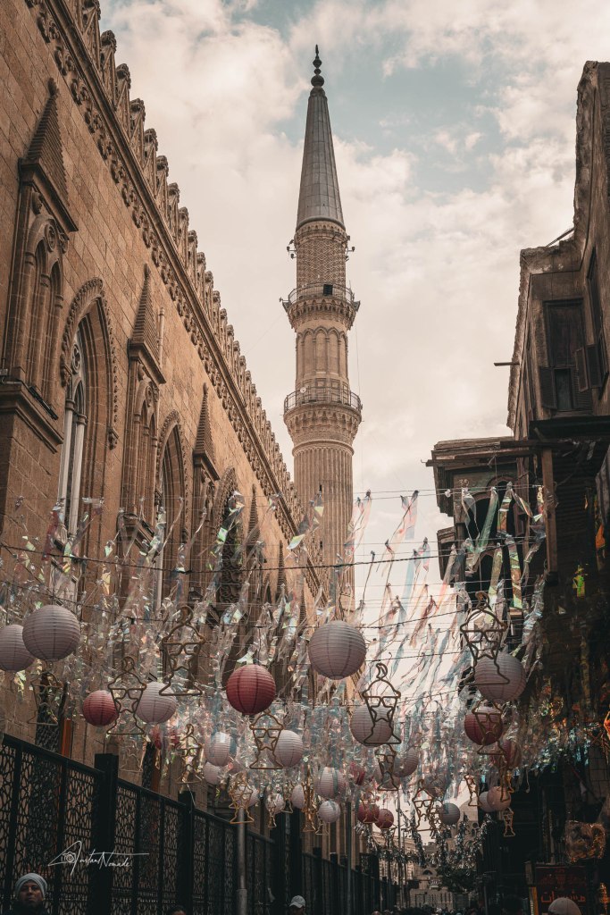 mosquée Al-Hussein située dans le quartier historique du Caire islamique, en Égypte