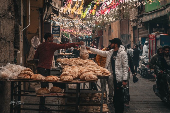 passant achetant son pain dans les rues du caire historique