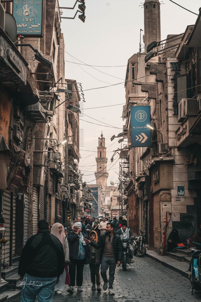 promeneurs dans les rues du quartier islamique au caire