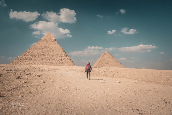promeneuse devant les pyramides