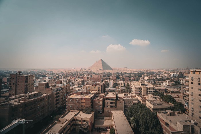 pyramides de gizeh vues depuis le caire