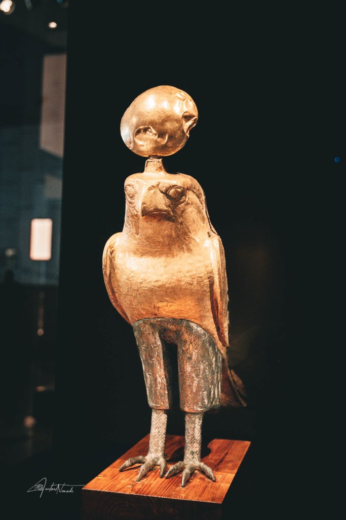 statue d'aigle exposé au GEM