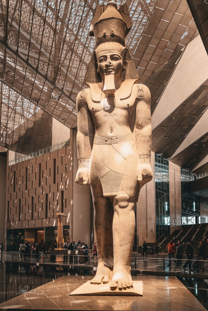 statue ramses à l'entrée du musée du caire