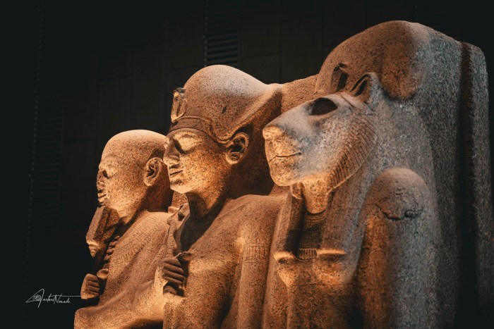 trois statues dans le GEM