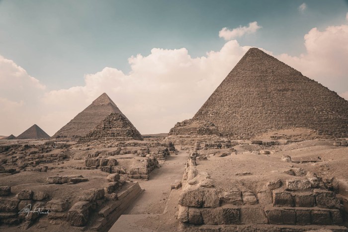 vue sur le plateau de gizeh avec ses pyramides