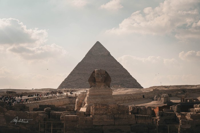 vue sur le sphynx avec la pyramide derriere