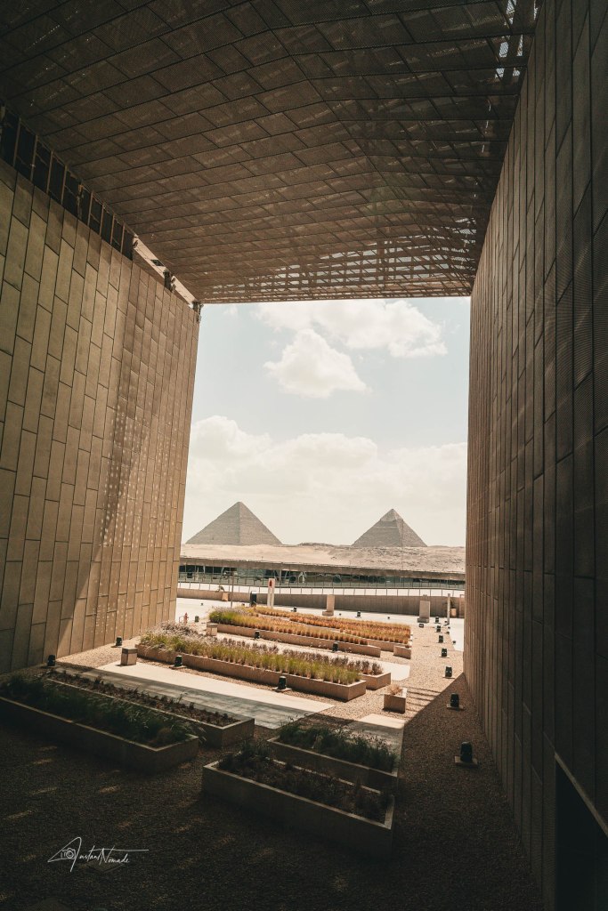 vue sur les pyramides depuis le grand musee egyptien