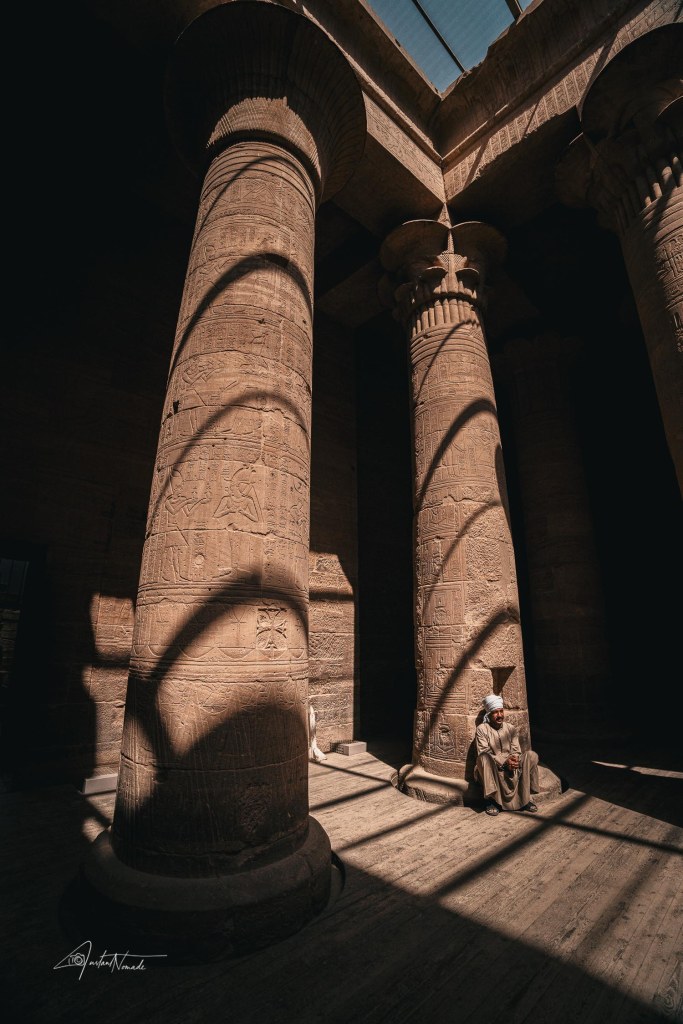 gardien temple philae egypte